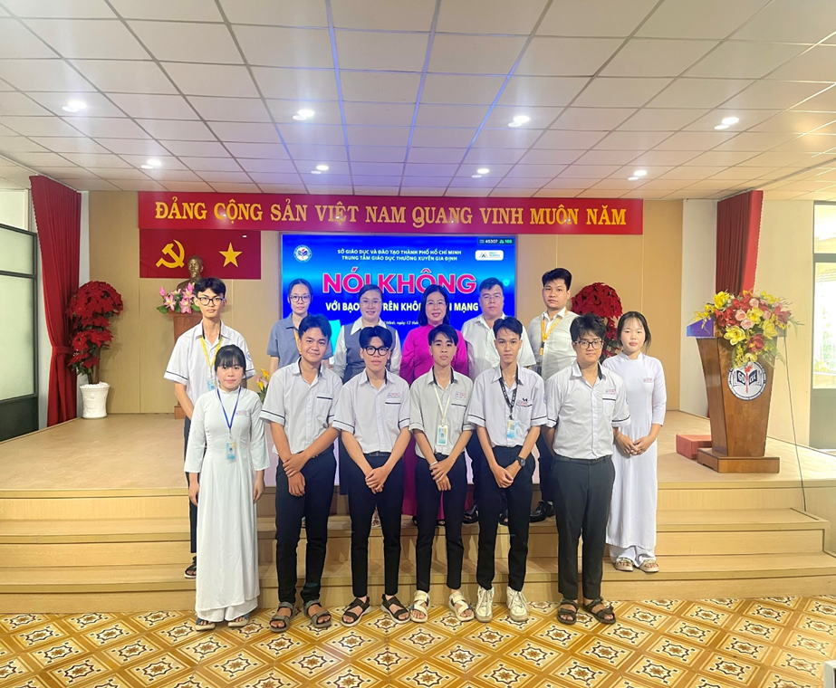 Tổ chức hoạt động kỹ năng sống với chuyên đề “Nói không với bạo lực trên không gian mạng”.