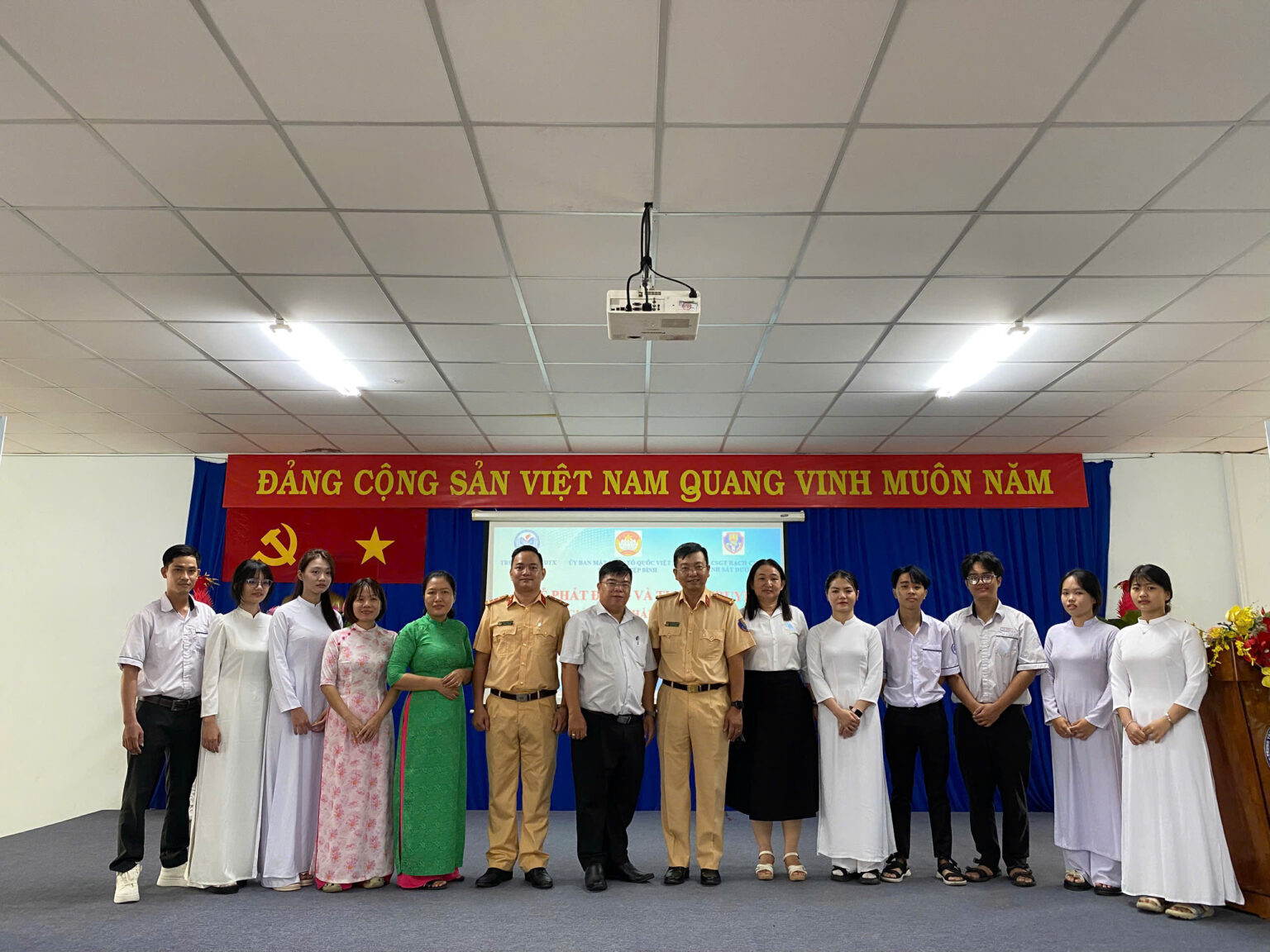 TRUNG TÂM GIÁO DỤC THƯỜNG XUYÊN GIA ĐỊNH: TỔ CHỨC LỄ PHÁT ĐỘNG HƯỞNG ỨNG “THÁNG CAO ĐIỂM AN TOÀN GIAO THÔNG”