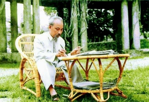 Các mẩu chuyện học tập và làm theo tư tưởng, đạo đức, phong cách Hồ Chí Minh